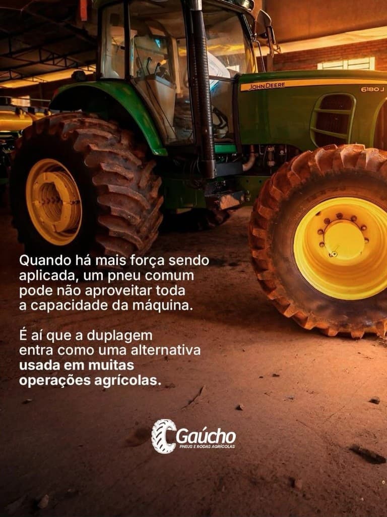 John Deere em galpão; texto educativo sobre força aplicada e duplagem em operações agrícolas.