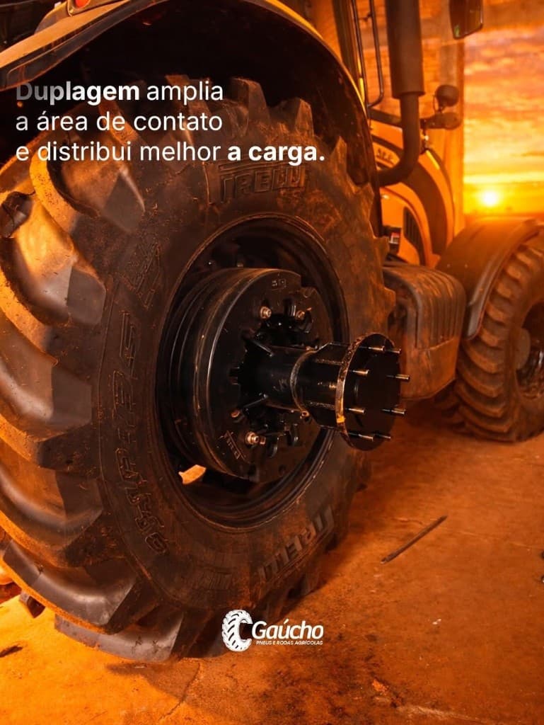 Colheitadeira John Deere em campo ao pôr do sol; entrega realizada no Paraná.